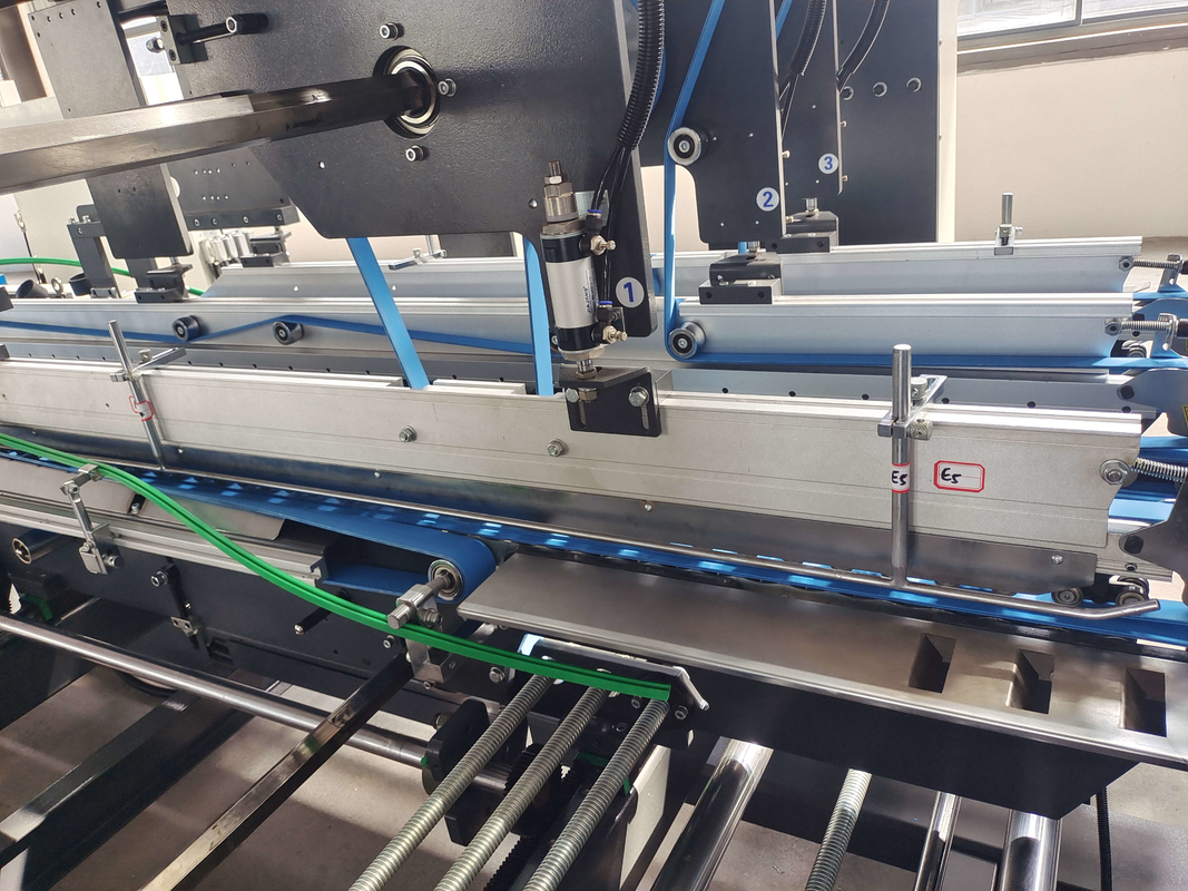 300-800 g / m² Fünfschicht-Wellpappen-Ordner-Klebemaschine Automatische Faltschachtel-Klebemaschine