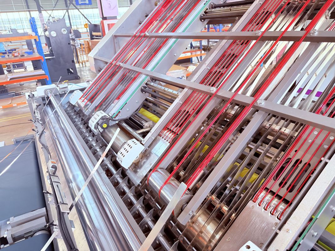 Optionale Fernsystem-Flötenverklebungsmaschine Automatischer Flötenkaschierer, der eine automatisierte Steuerung für die Herstellung von Wellpappe bietet