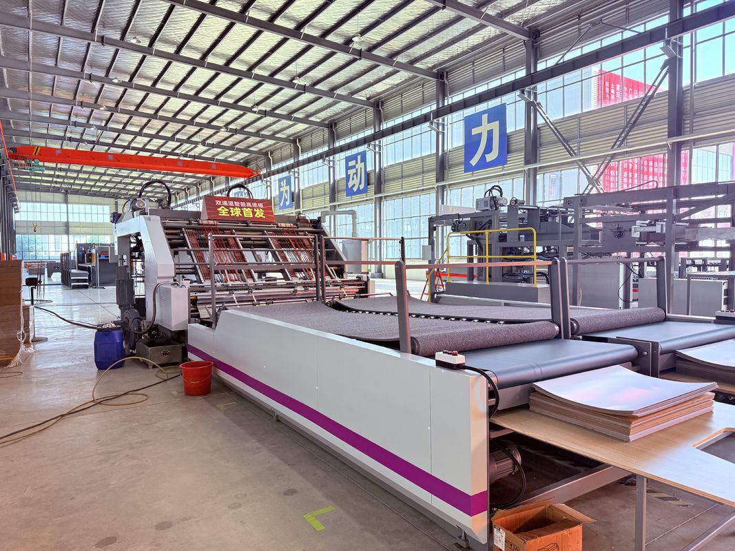 Optionales Fernsystem Flötenlaminator Maschine Anpassbare Größe 8800 2350 1700mm Lösung für konsistente und Laminierungsergebnisse